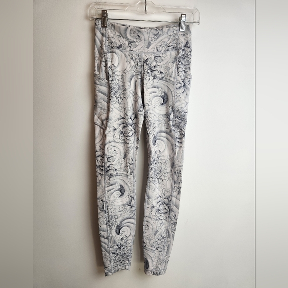 Lululemon Leggings Mid Rise Size 4. Gray ocean Swirl. - Picture 1 of 7